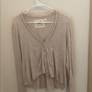 Super cute beige top!